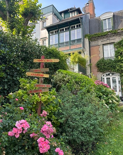 Aménagement d'un massif fleuri de rosiers dans un jardin 