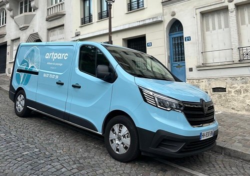 Véhicule utilitaire bleu de l'entreprise Artparc, artisan du paysage et jardinier-paysagiste dans les Hauts-de-Seine
