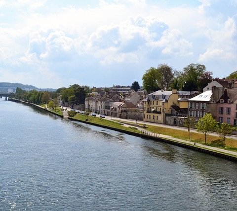 Vue sur la Seine à Mantes-la-Jolie dans les Yvelines