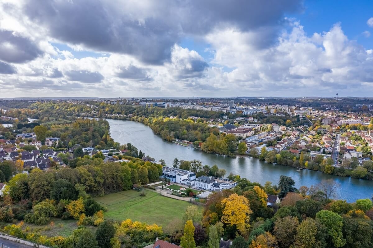 Vue aérienne d'une vallée boisée en Essonne avec jardins et pelouses aménagés au bord de la Seine