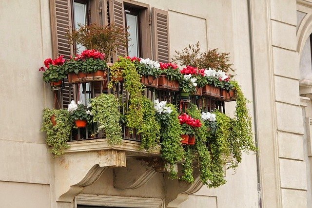 Aménagement floral de balcon par un paysagiste Art Parc à Paris 12