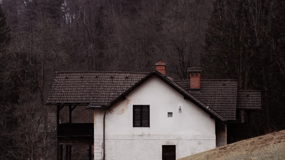 Maison en lisière de forêt, concernée par l'obligation de débroussaillement sur 50 mètres